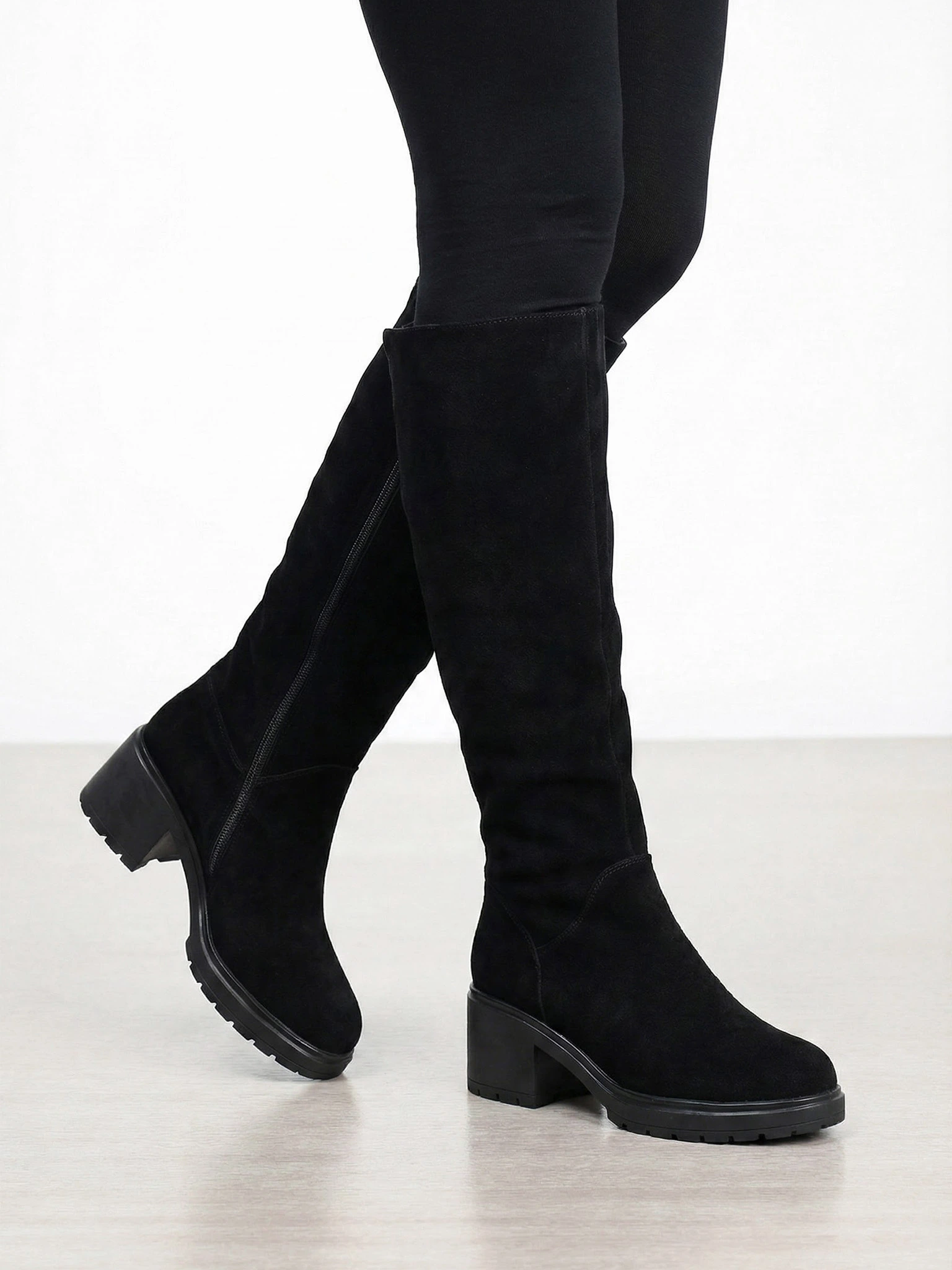 Сапоги черного цвета из натуральной замши на высоком каблуке